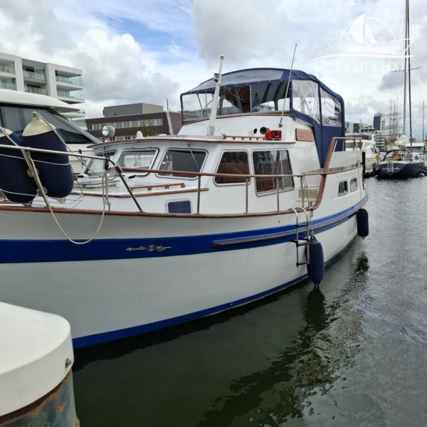 Gladstone Lyall & Co - Gladstone Lyall & Co Aquila Queen Trawler 35 Gladstone Lyall & Co - Gladstone Lyall & Co Aquila Queen Trawler 35